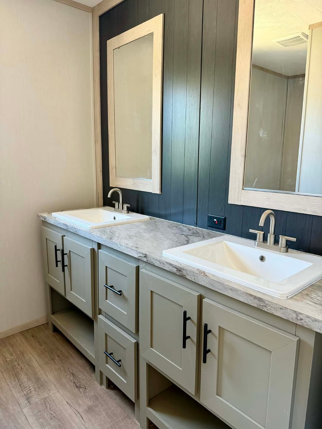 The deputy bathroom home features