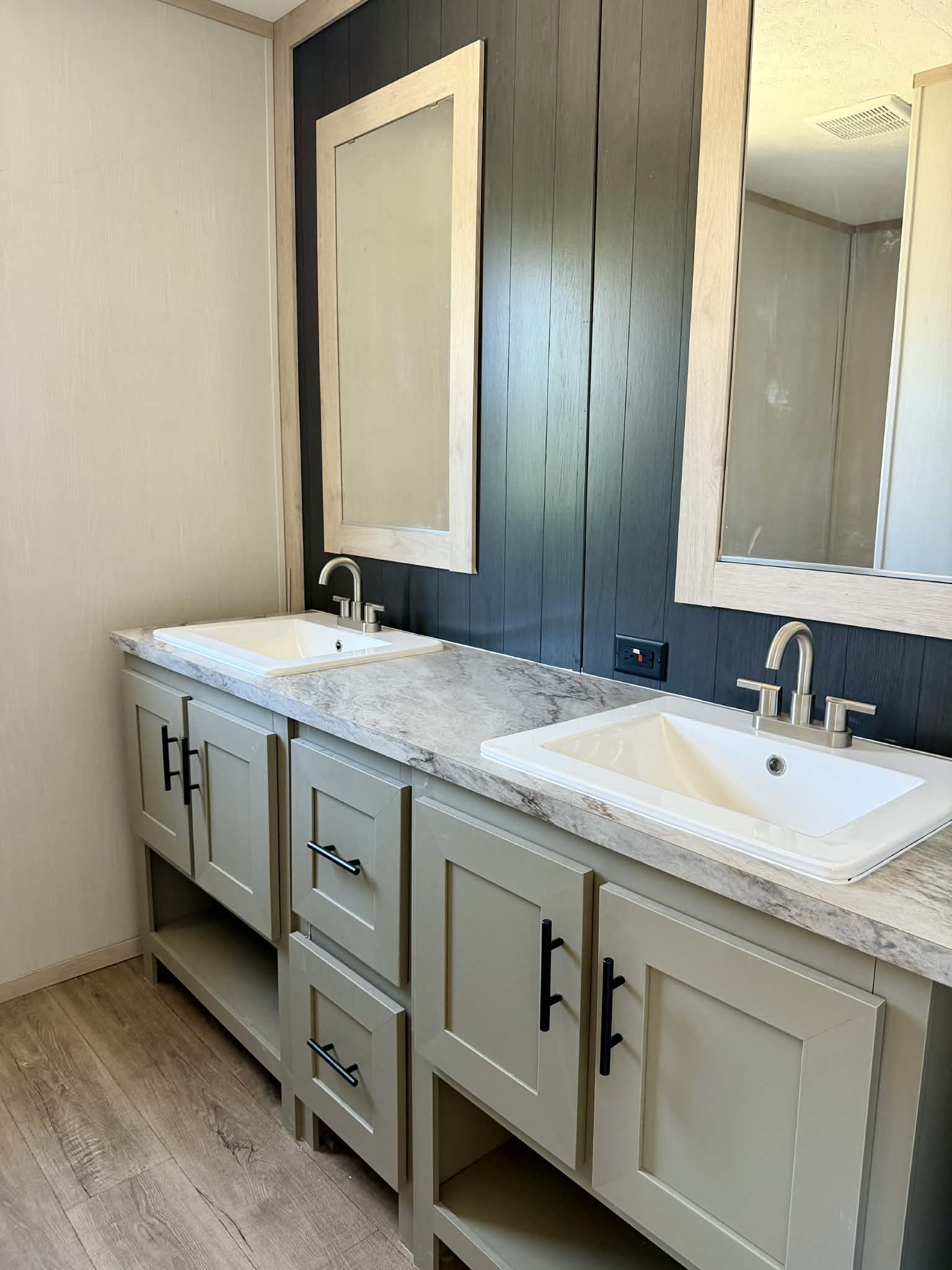 The deputy bathroom home features