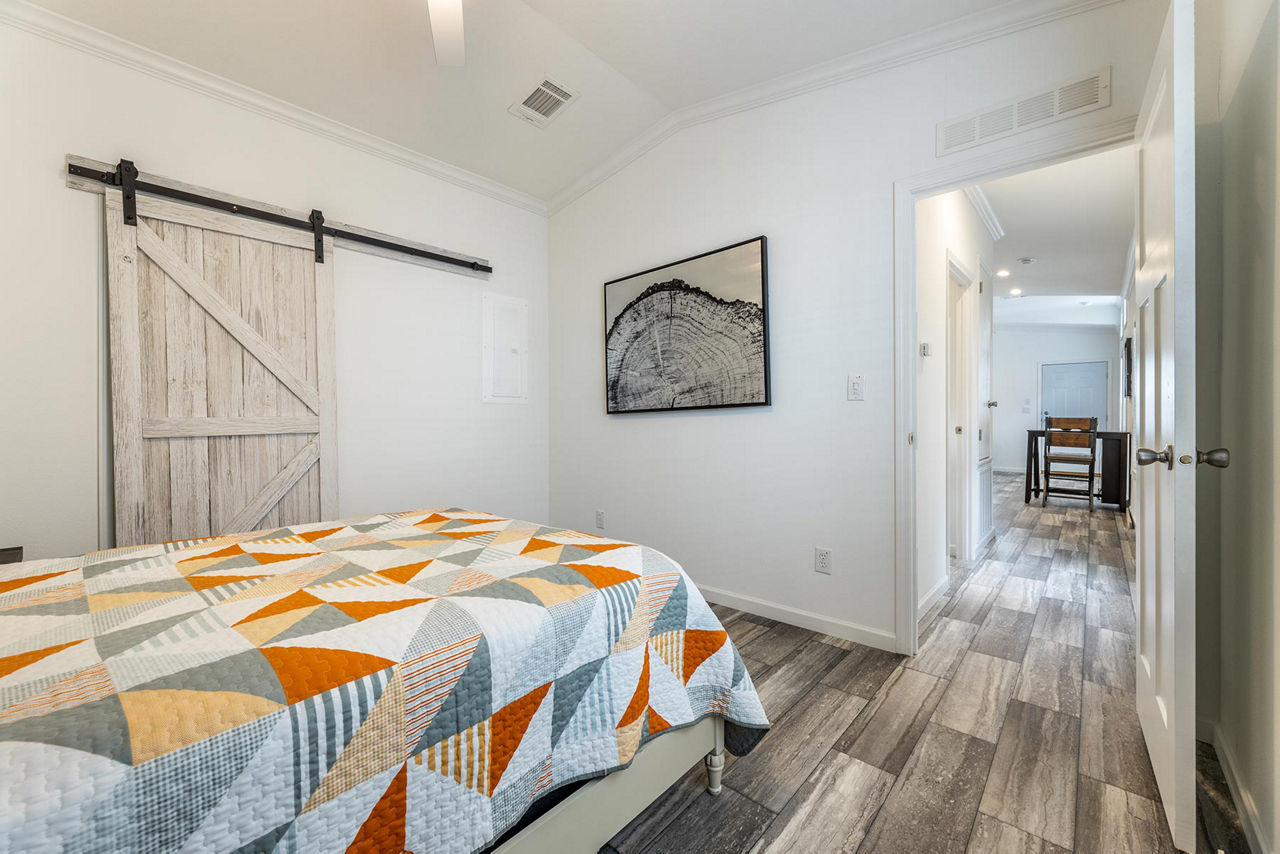 Innovation in1650h11059 bedroom home features