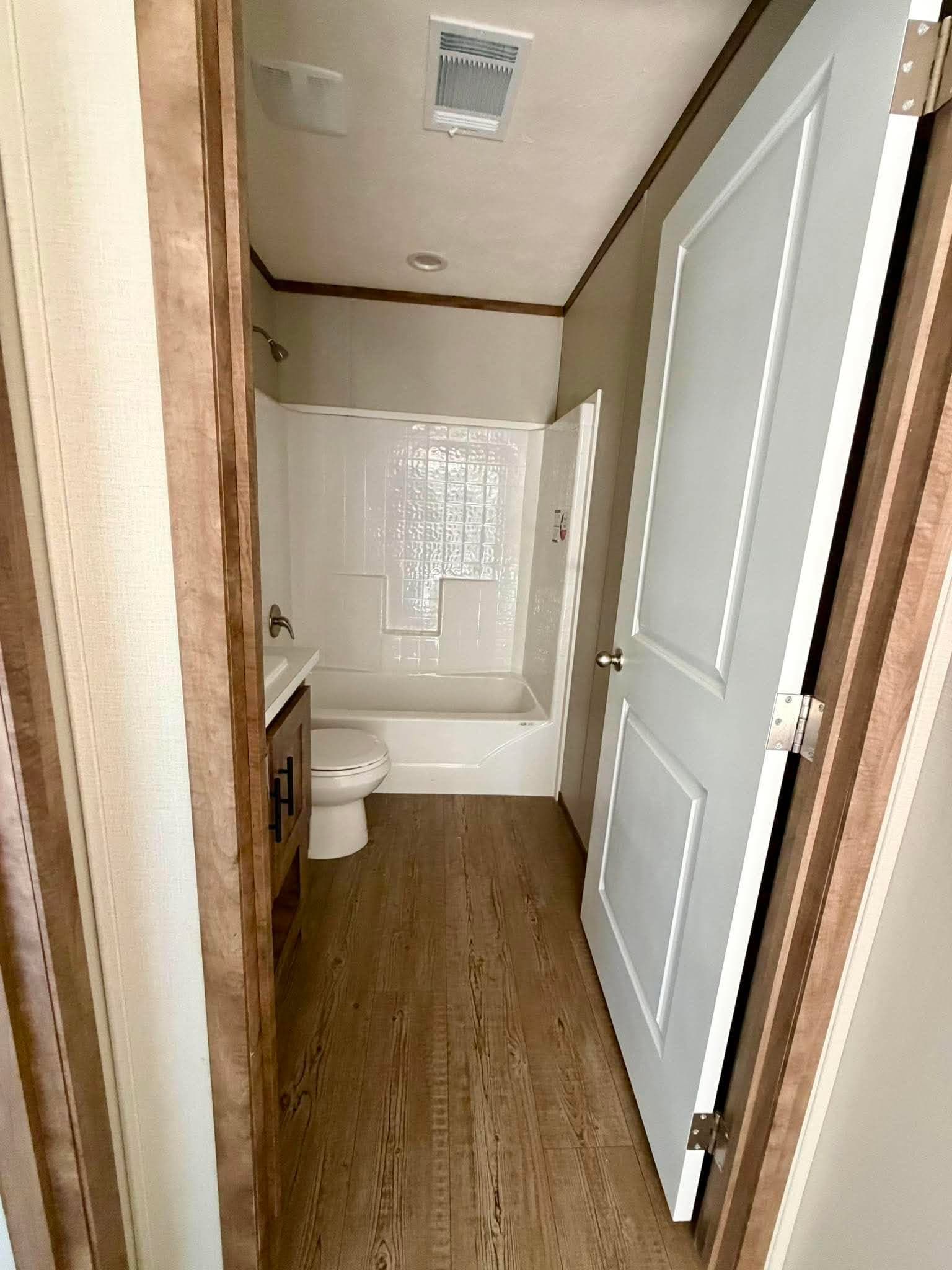 The country hide away  home features