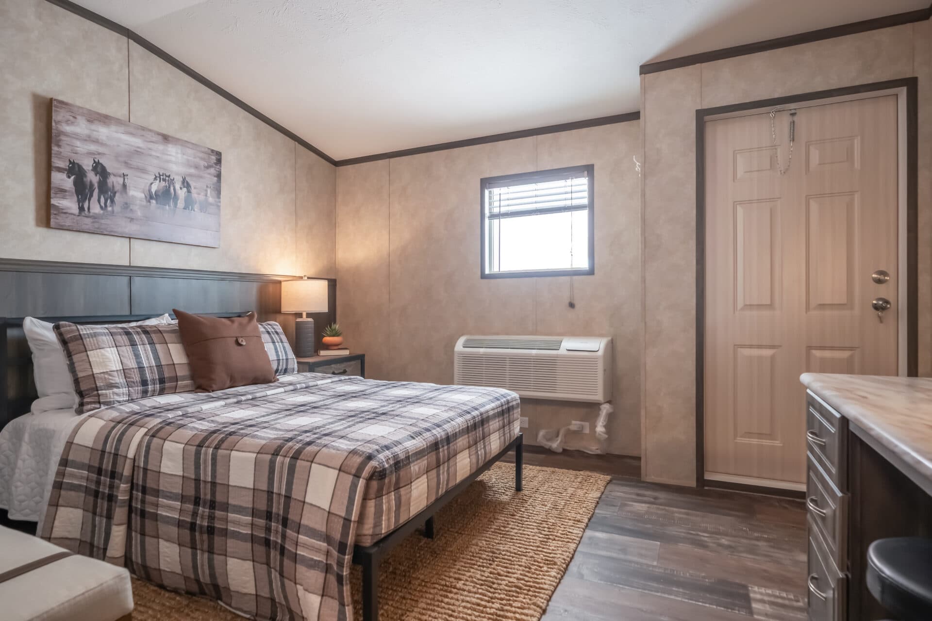 Workforce o-16×76-66aof bedroom home features