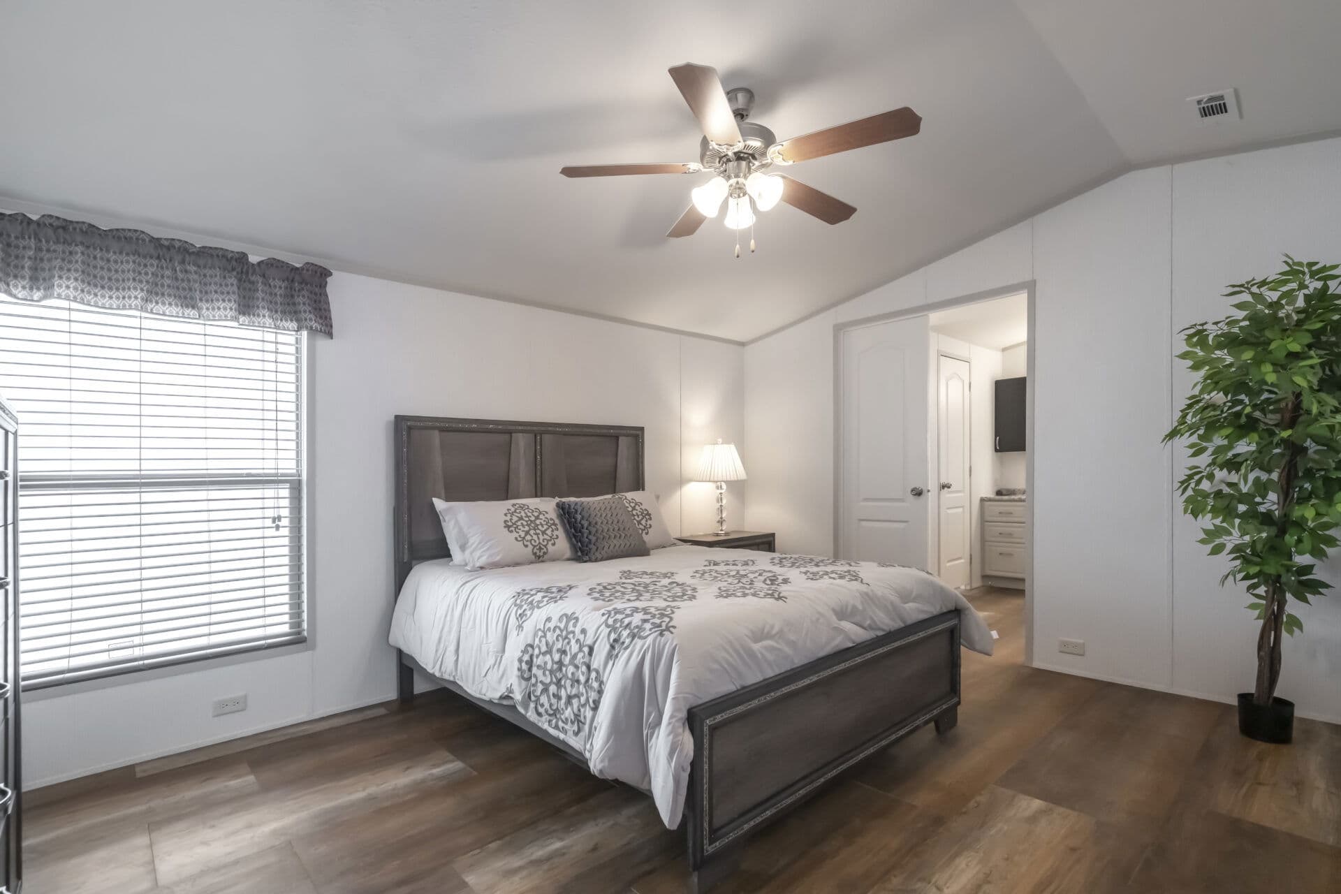 Heritage h-1880-32e bedroom home features