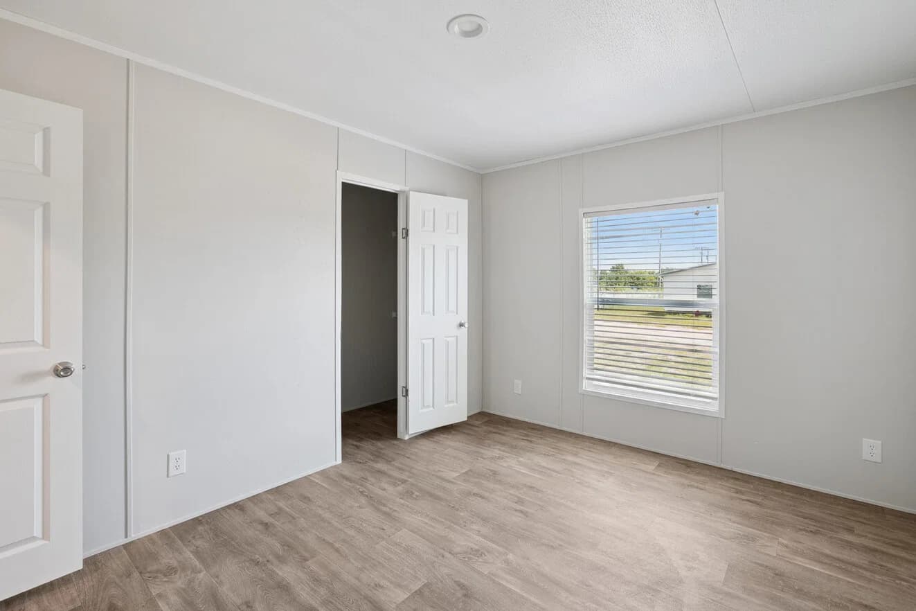 Valuhomes 28724p bedroom home features