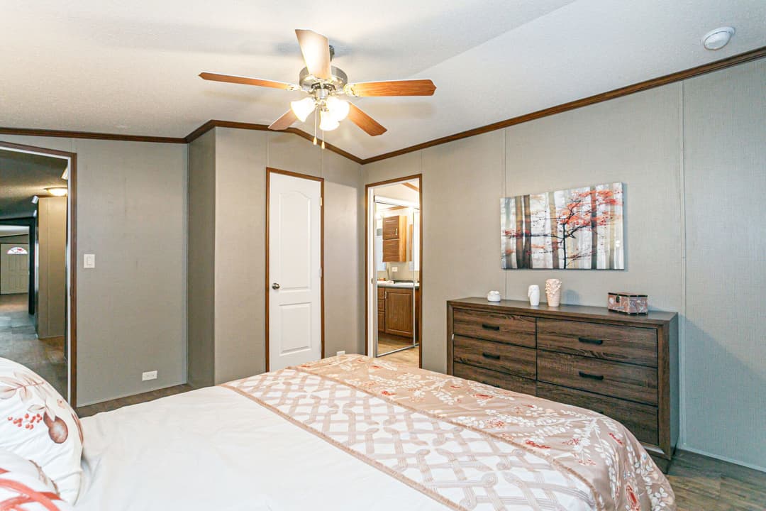 Classic c-1872-32a bedroom home features