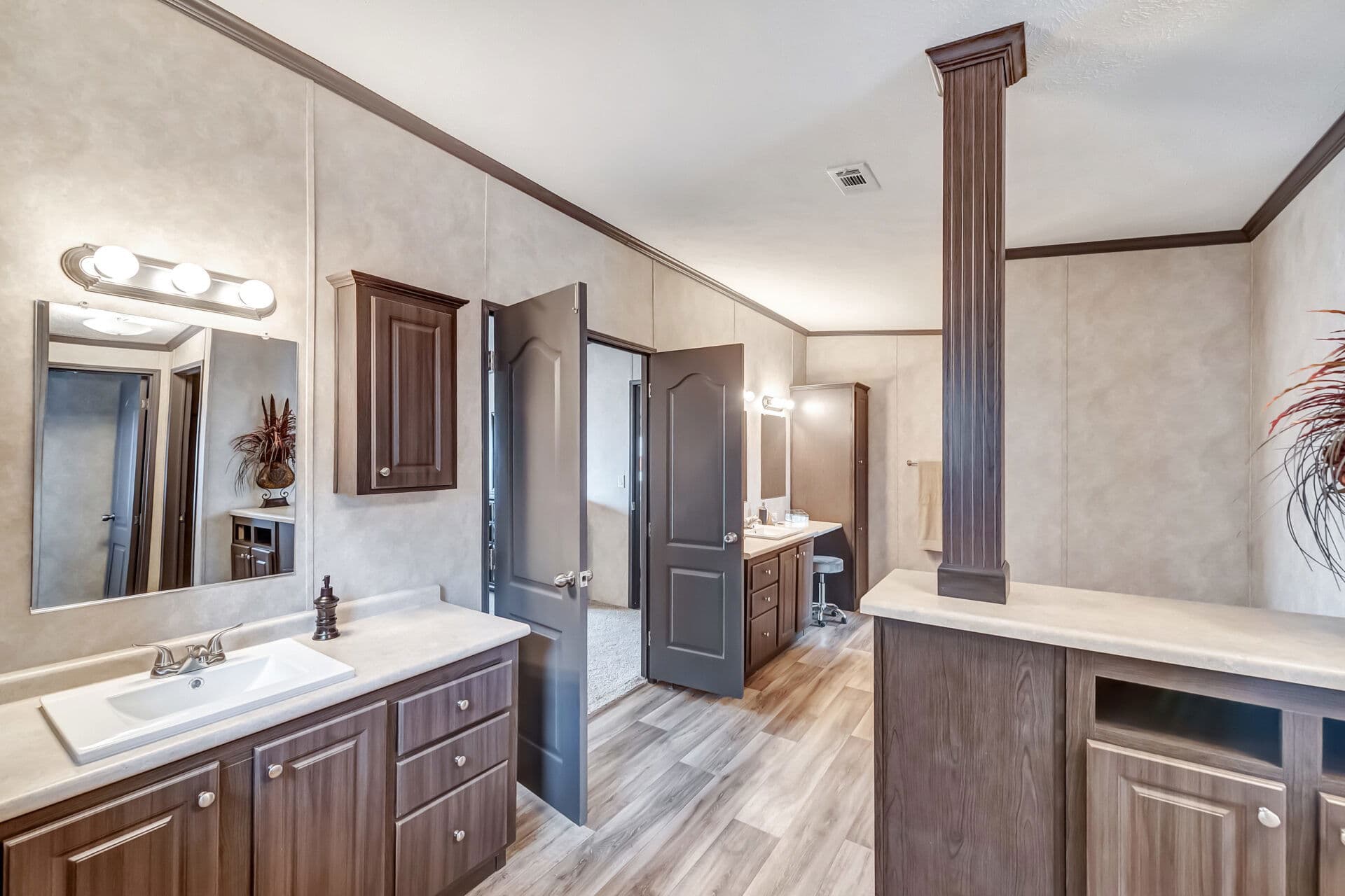 Classic c-3280-42.5b bathroom home features