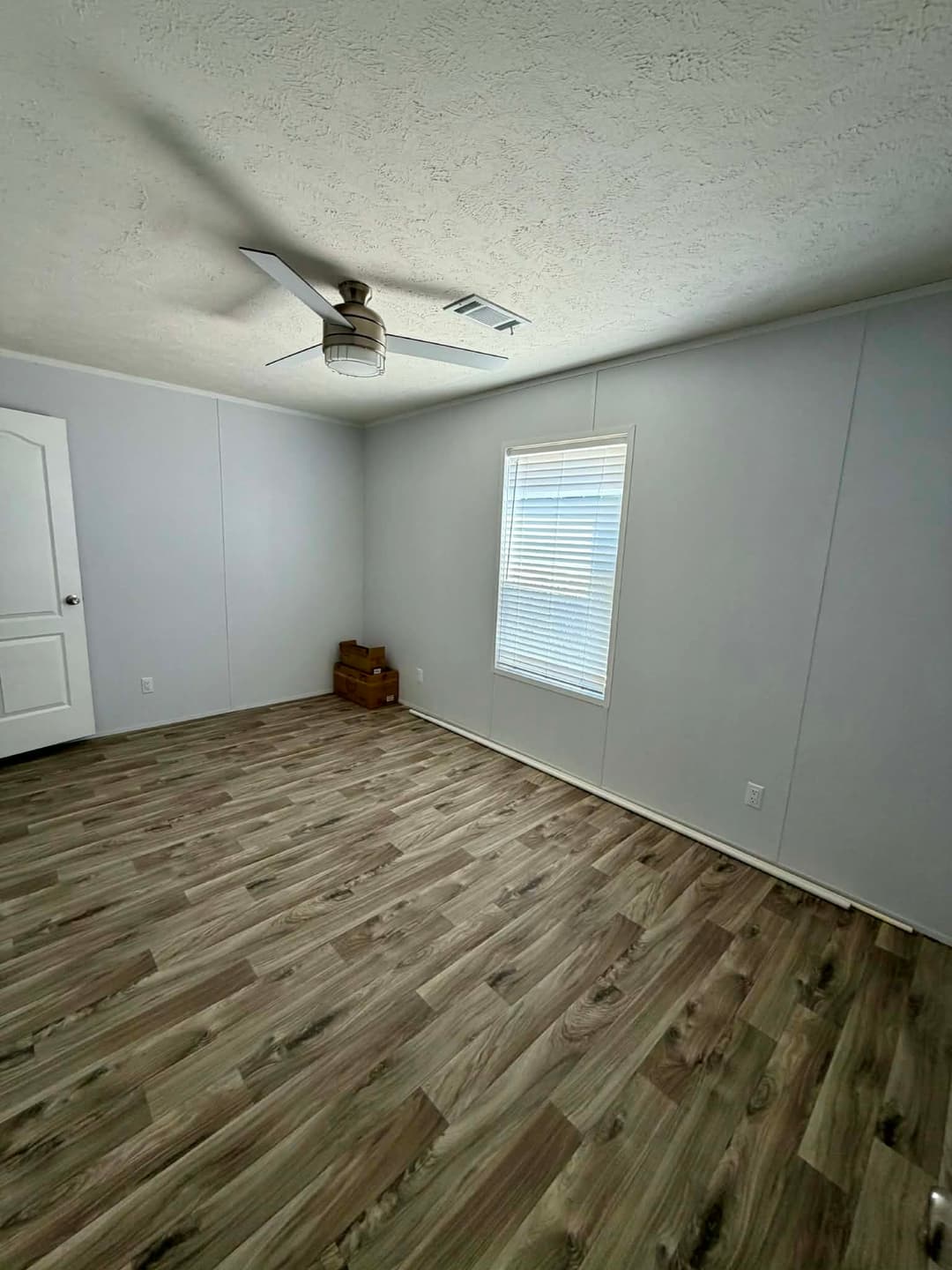 The comal interior and bedroom home features