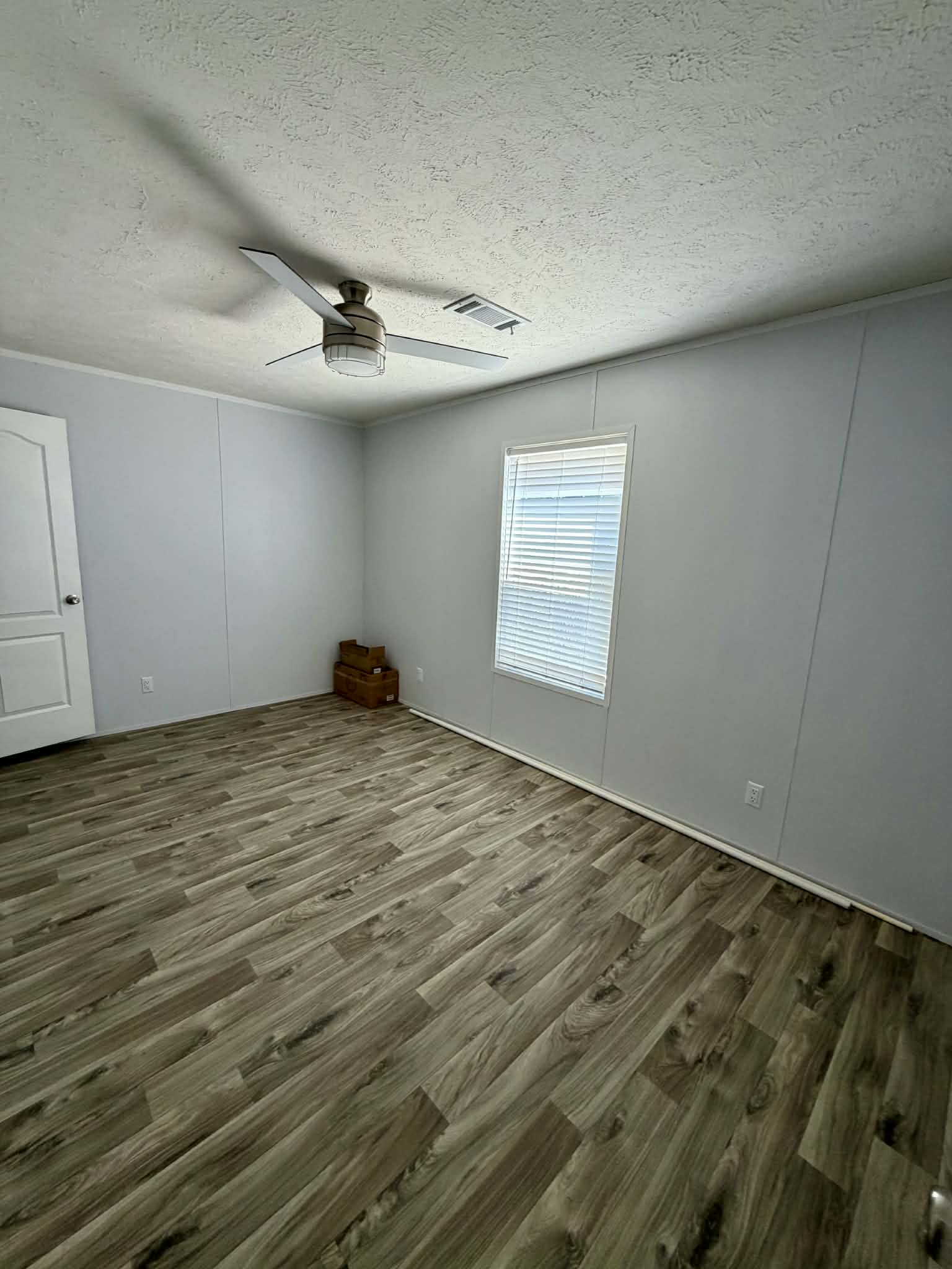 The comal interior and bedroom home features