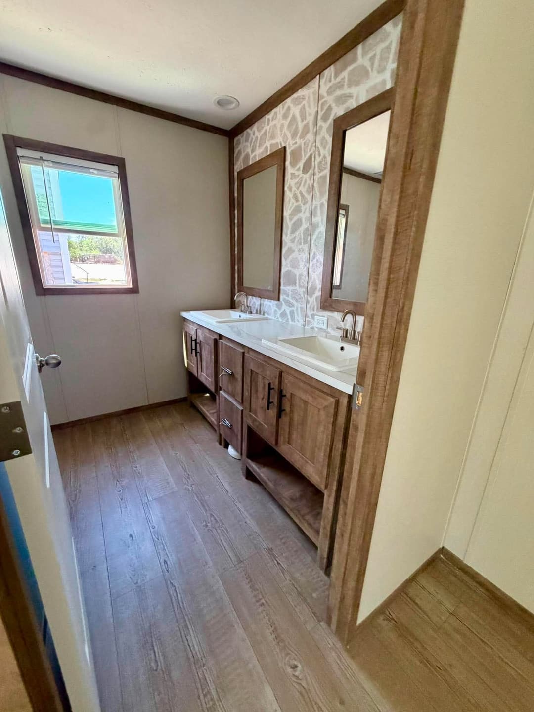 The country hide away bathroom home features