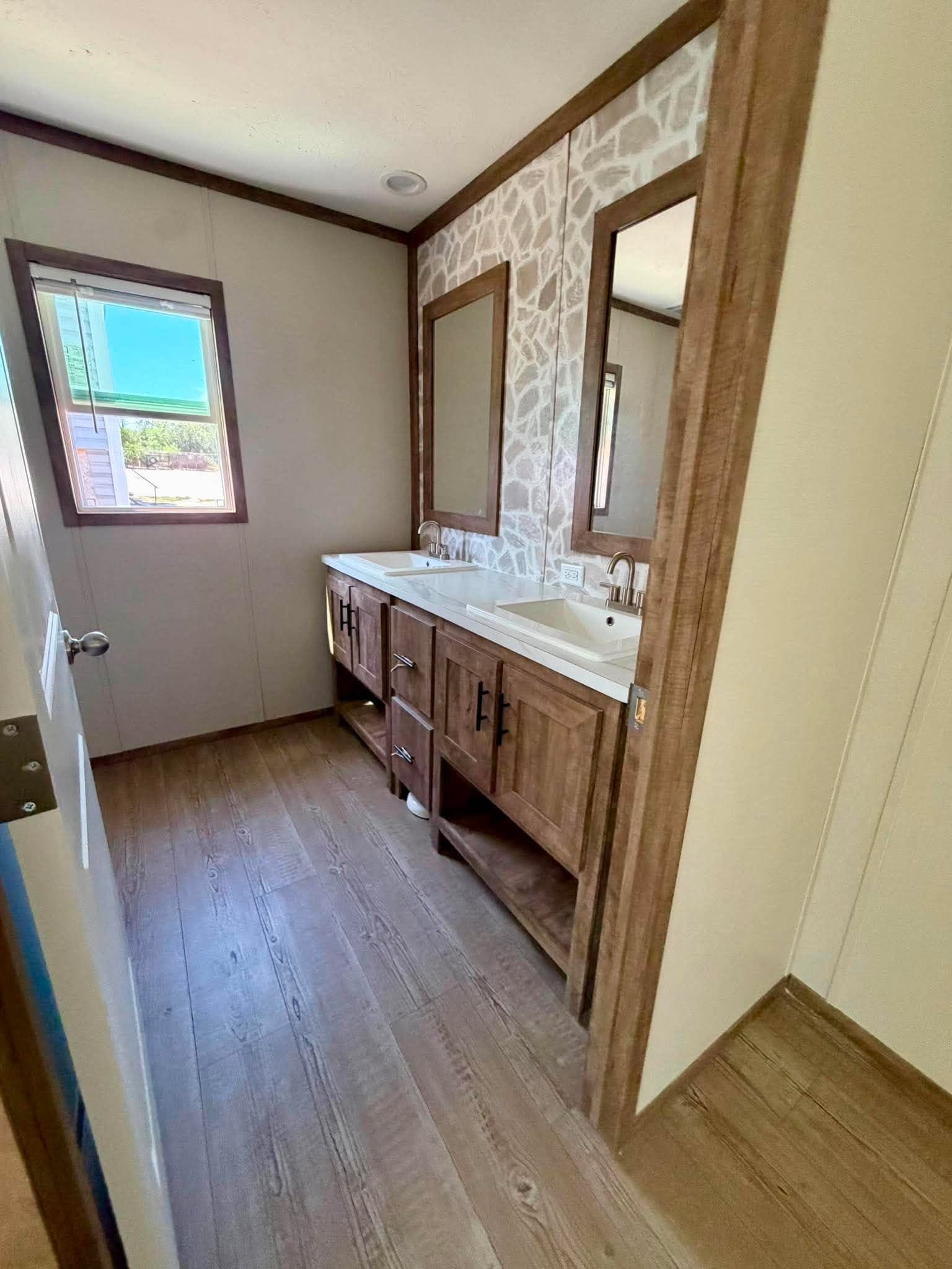 The country hide away bathroom home features