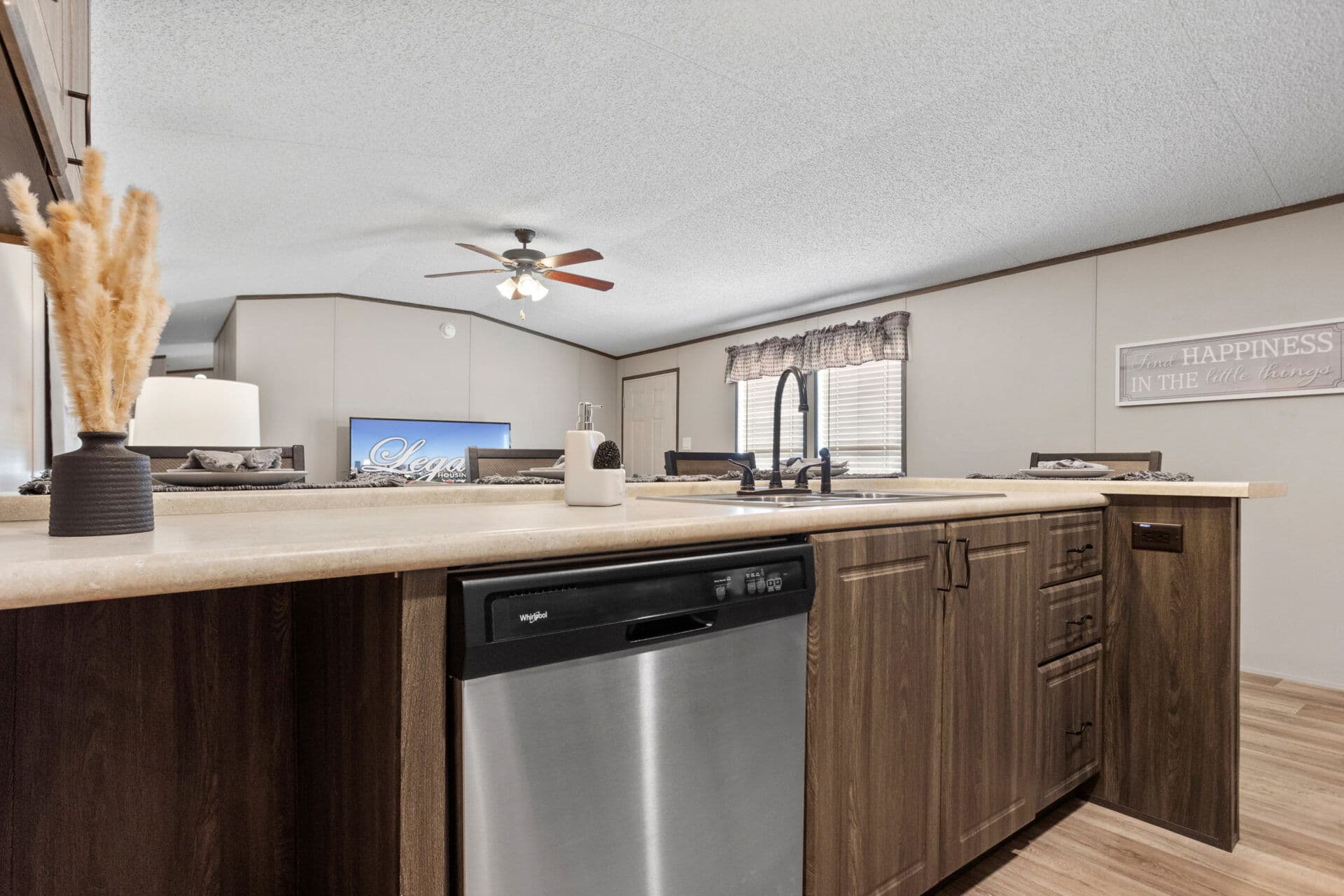 Classic c-1672-32c kitchen home features