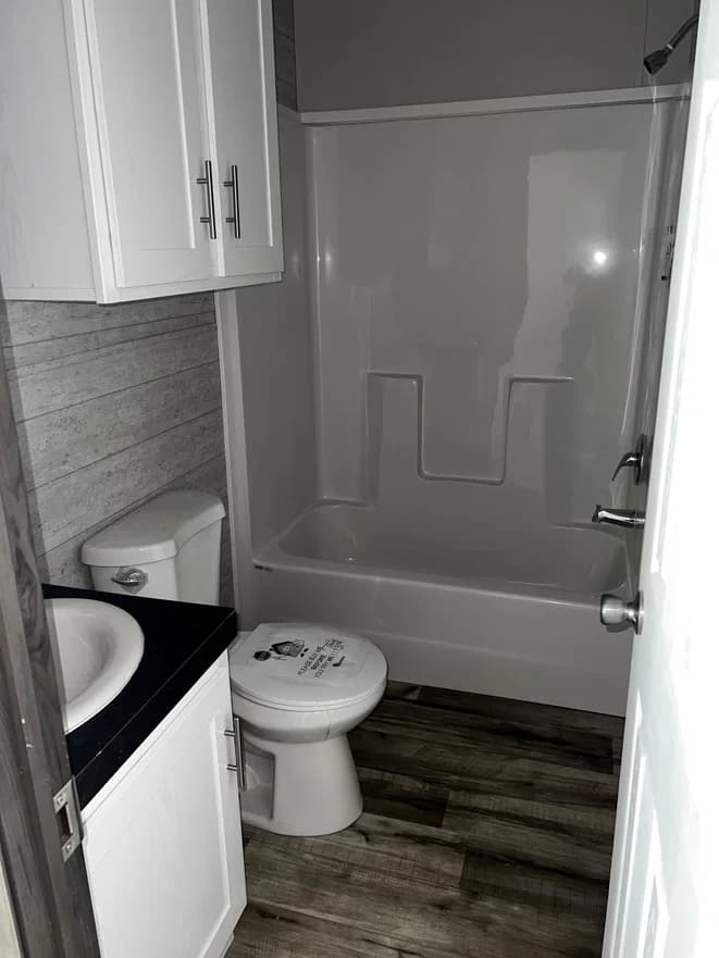 Pinnacle 16763b bathroom home features