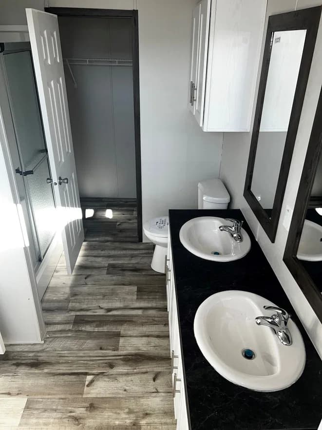 Pinnacle 16763b bathroom home features