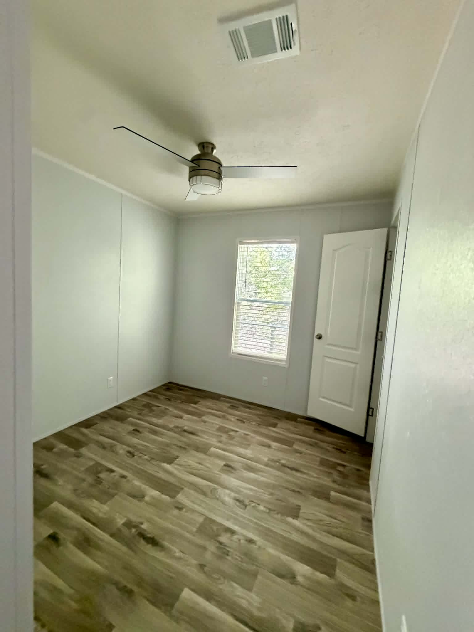 The comal interior home features