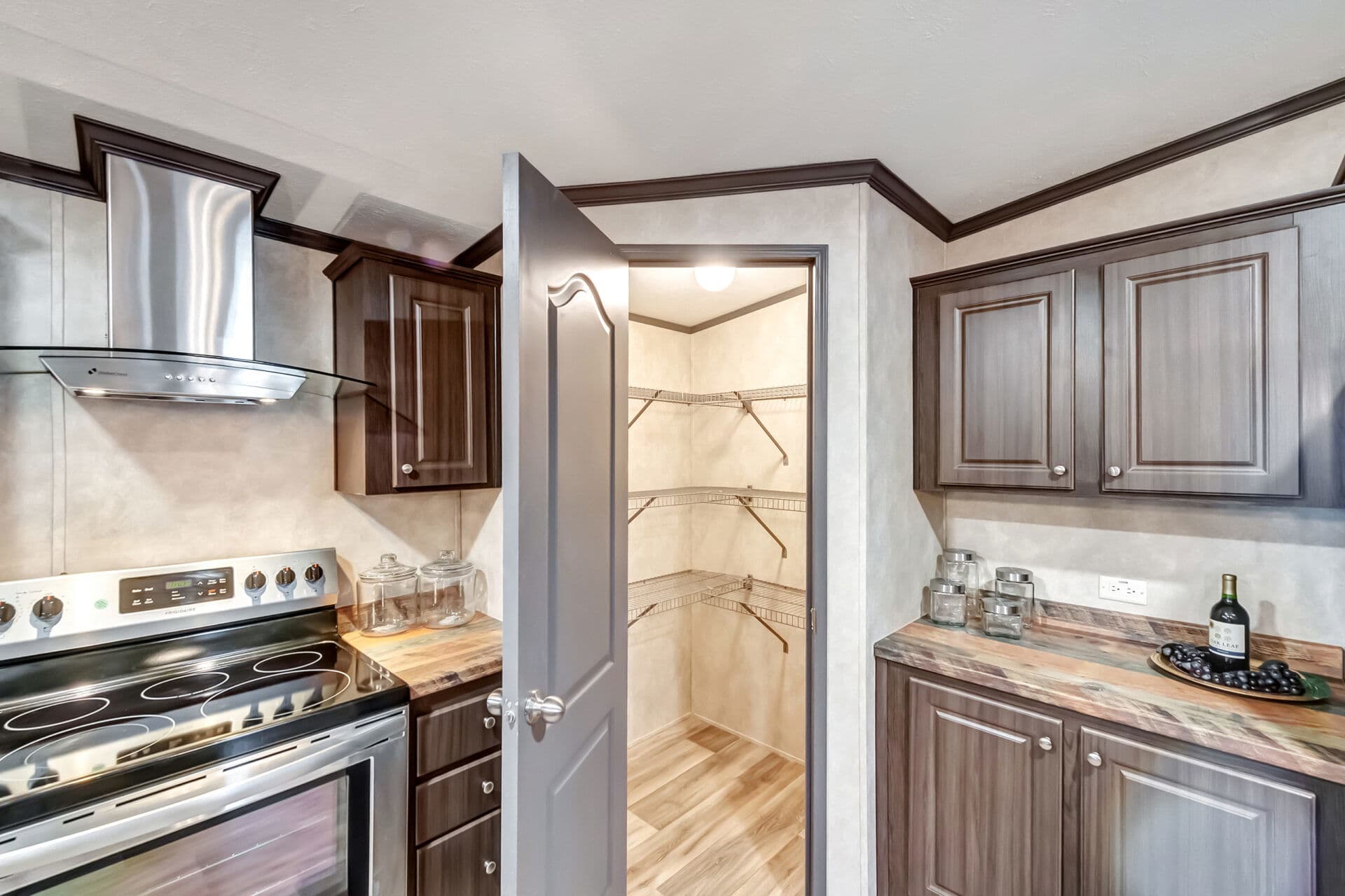 Classic c-3280-42.5b kitchen home features