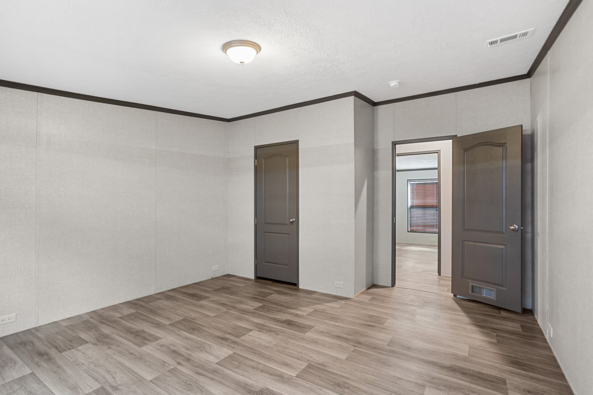 Classic c-3252-32d bedroom home features