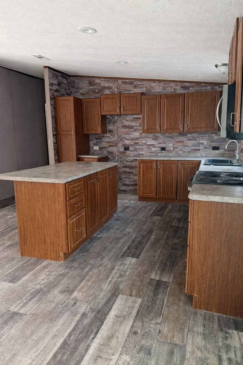 The utah refurbished 4 bedroom (hot deal)  home features