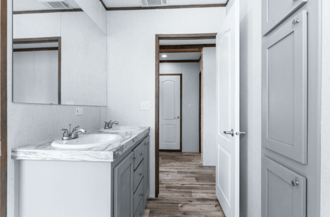 Hogan bathroom home features