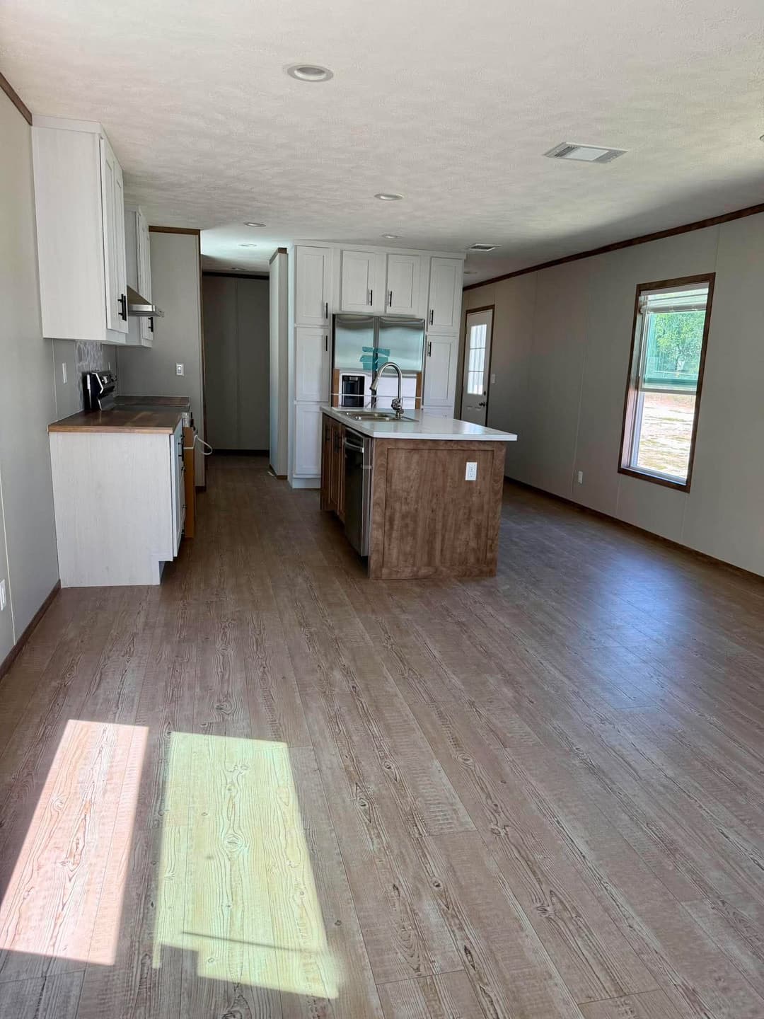 The country hide away kitchen home features