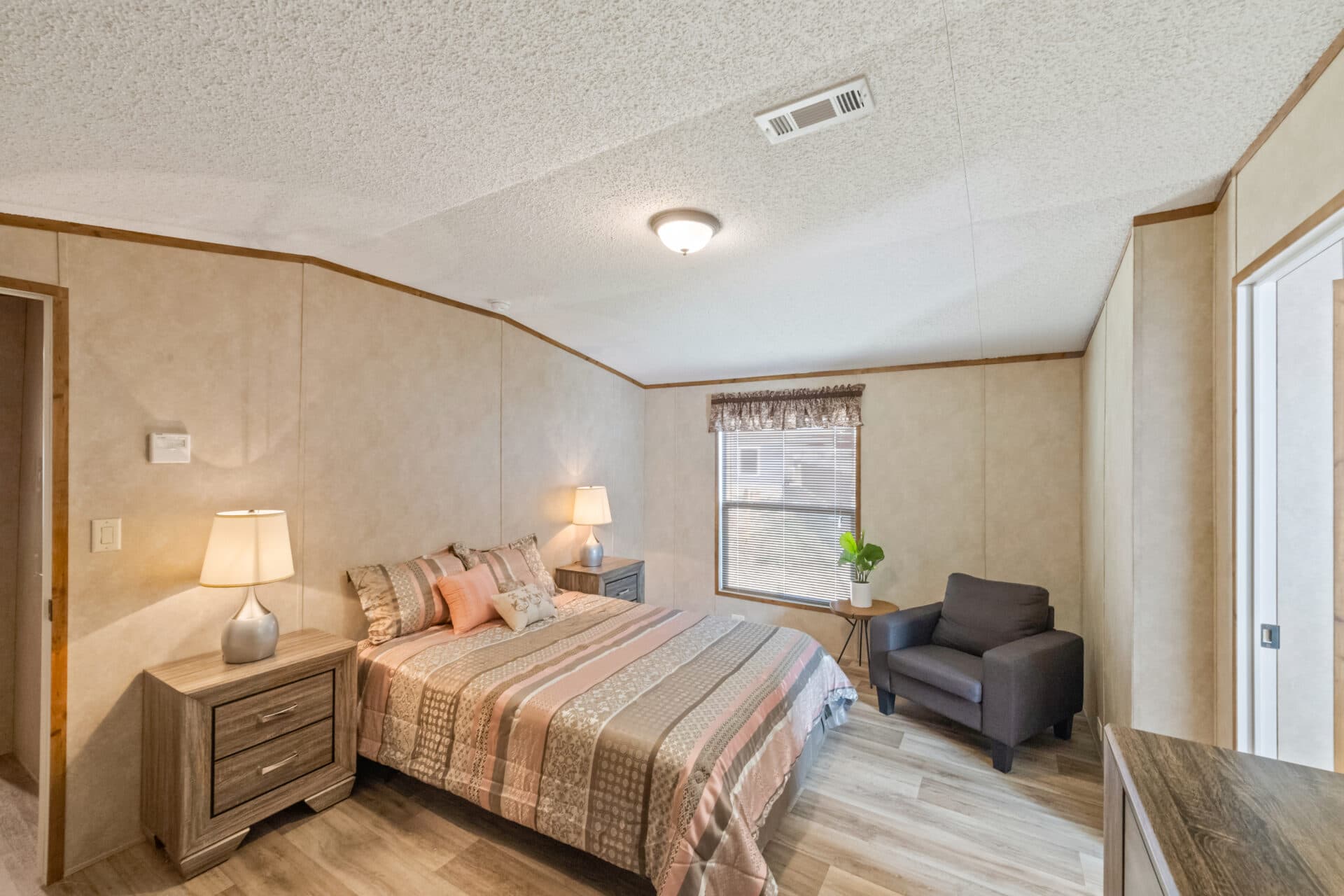 Heritage h-1680-32flp bedroom home features