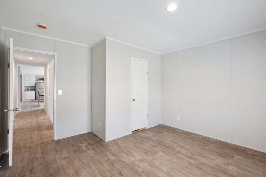 Valuhomes 28724p bedroom home features
