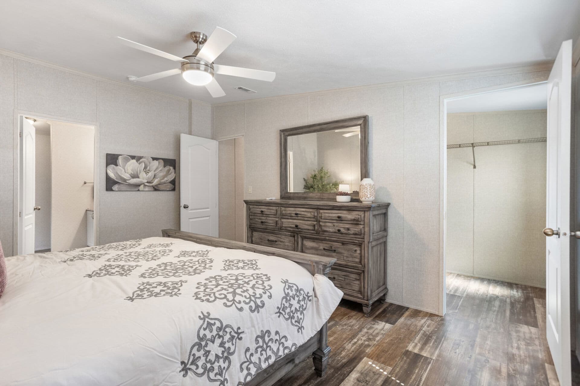 Heritage h-3272-43a bedroom home features