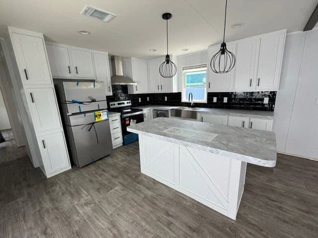 Landmark 16763b kitchen home features