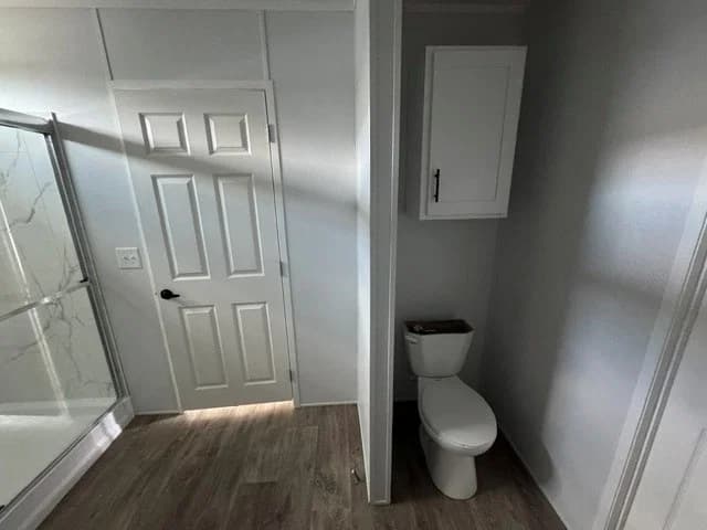 Landmark 16763b bathroom home features