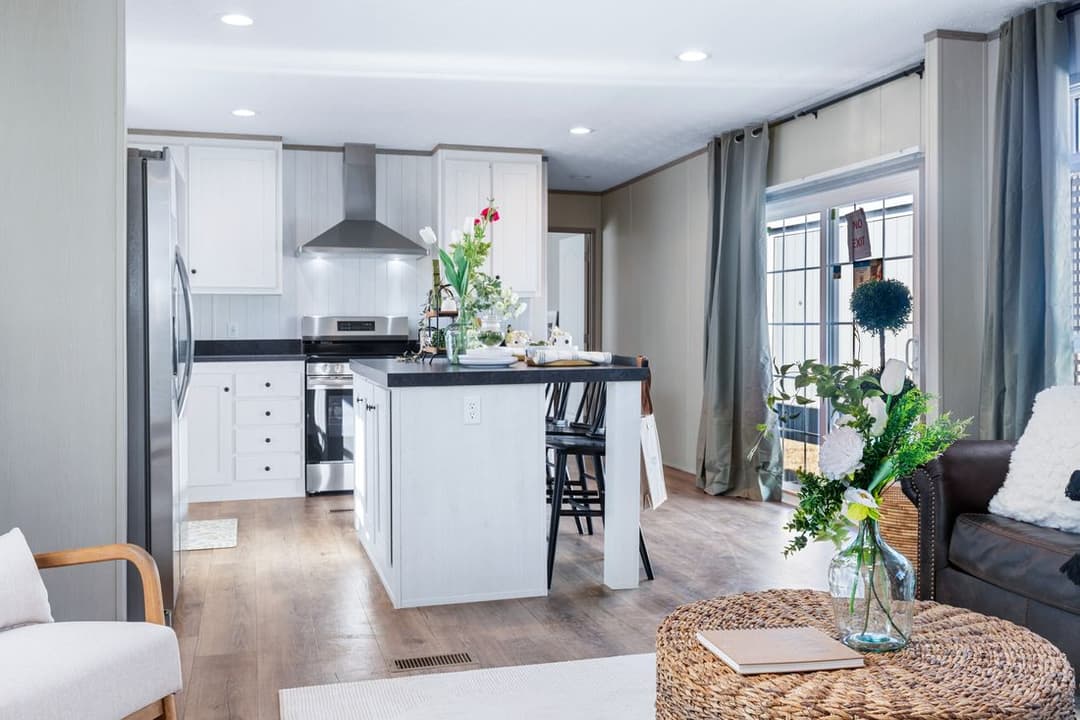 Anniversary 16763i interior home features