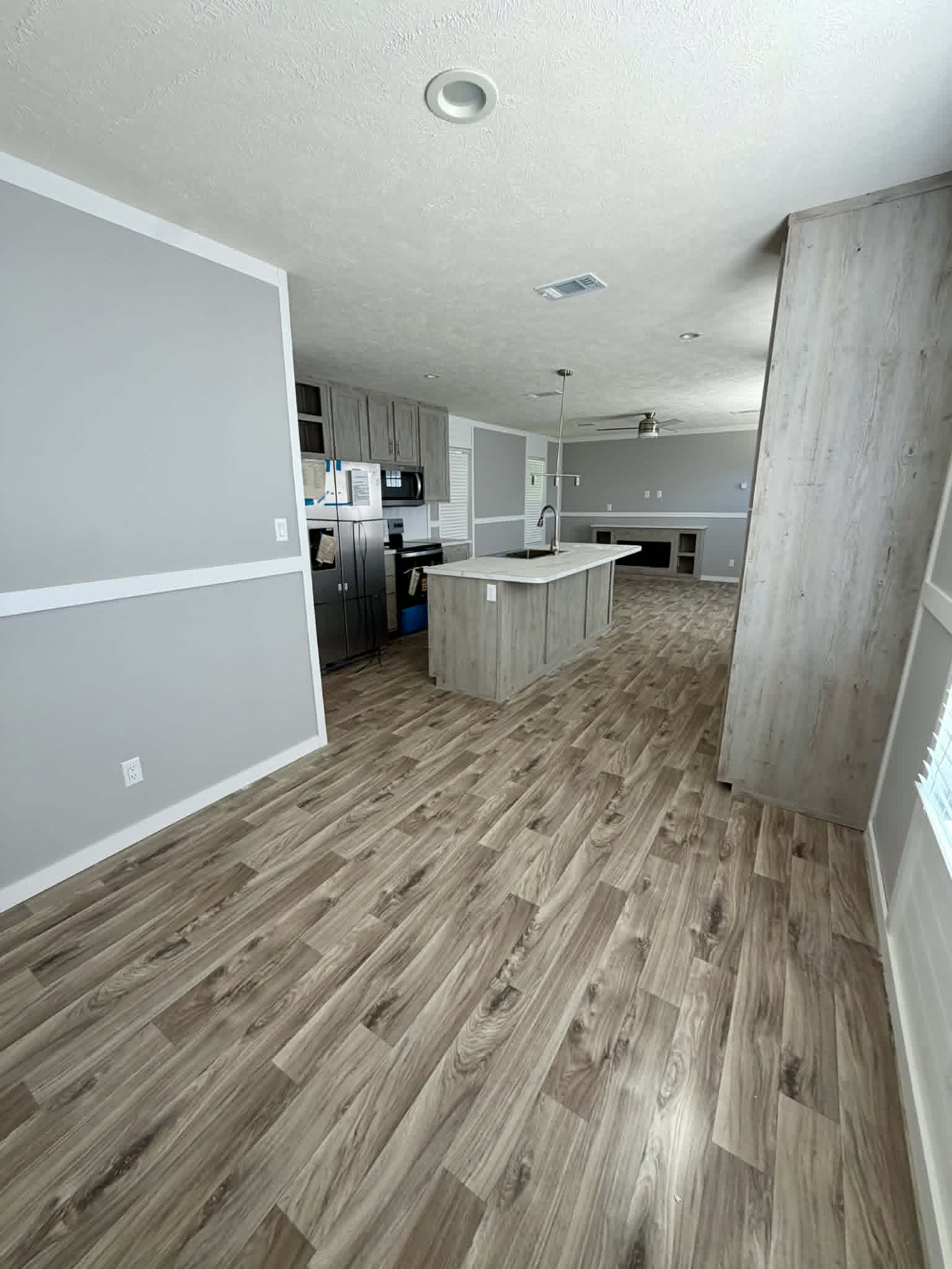 The comal interior home features