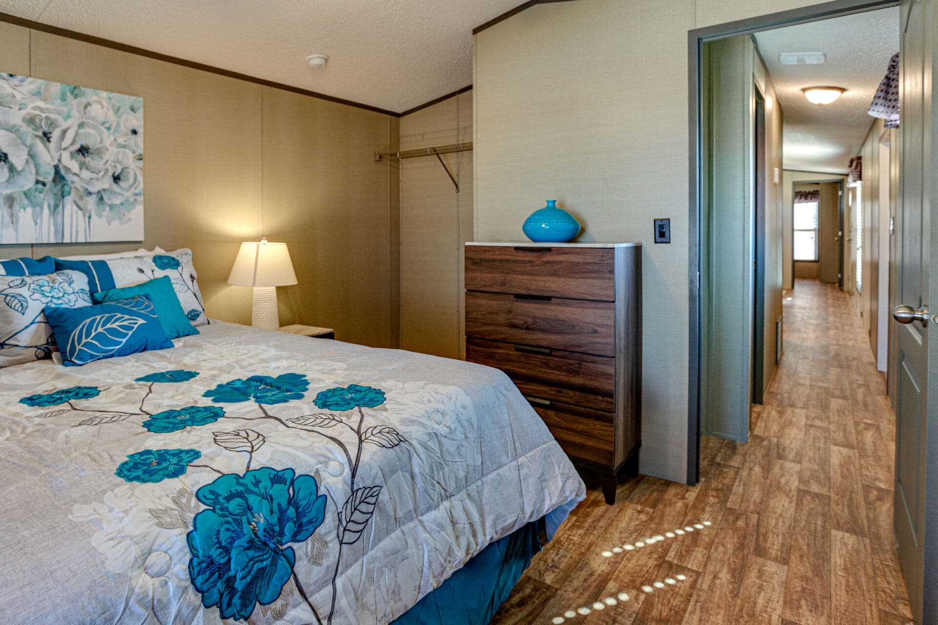 Select s-1256-21a bedroom home features