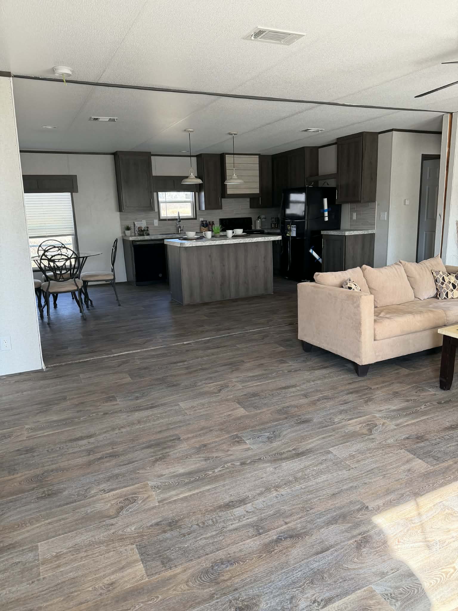 The frio (hot deal) kitchen home features