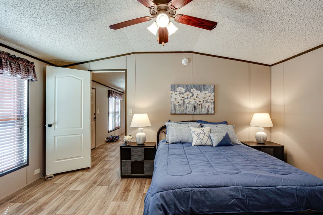 Select s-1672-32b bedroom home features