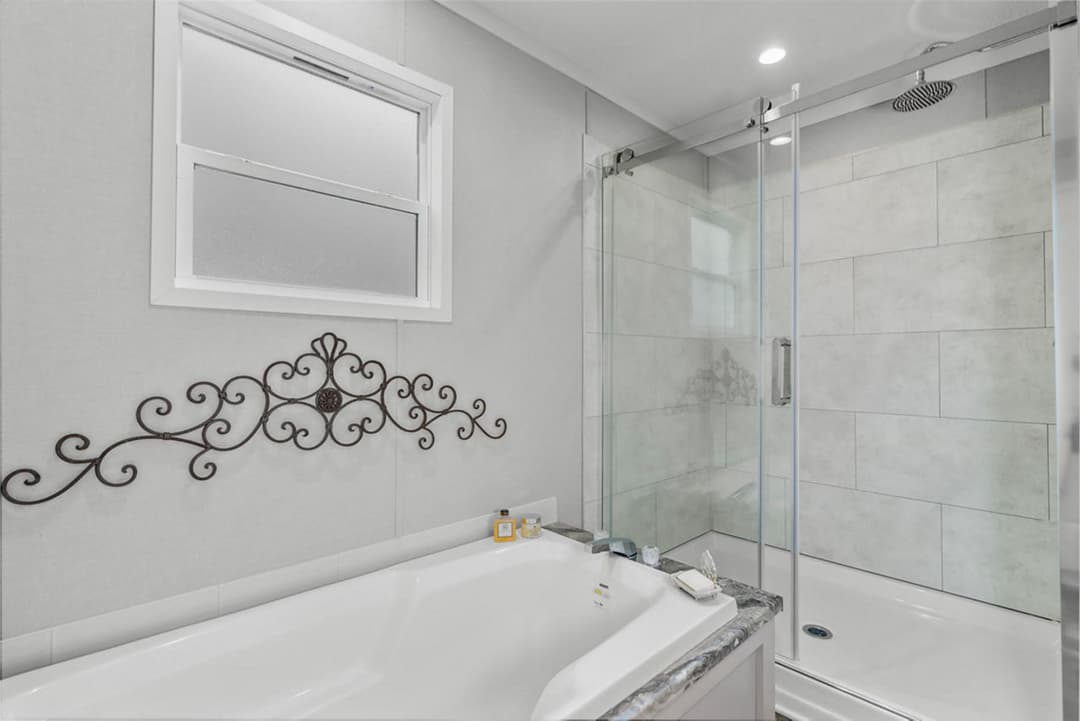 Poydras 3 bedroom bathroom home features