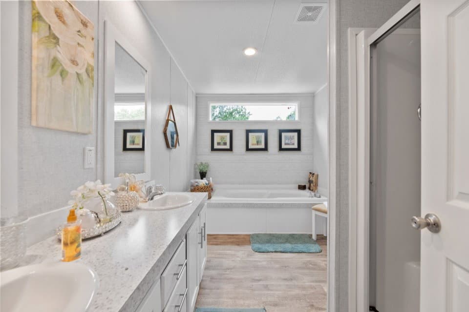 Pinnacle 28603p bathroom home features