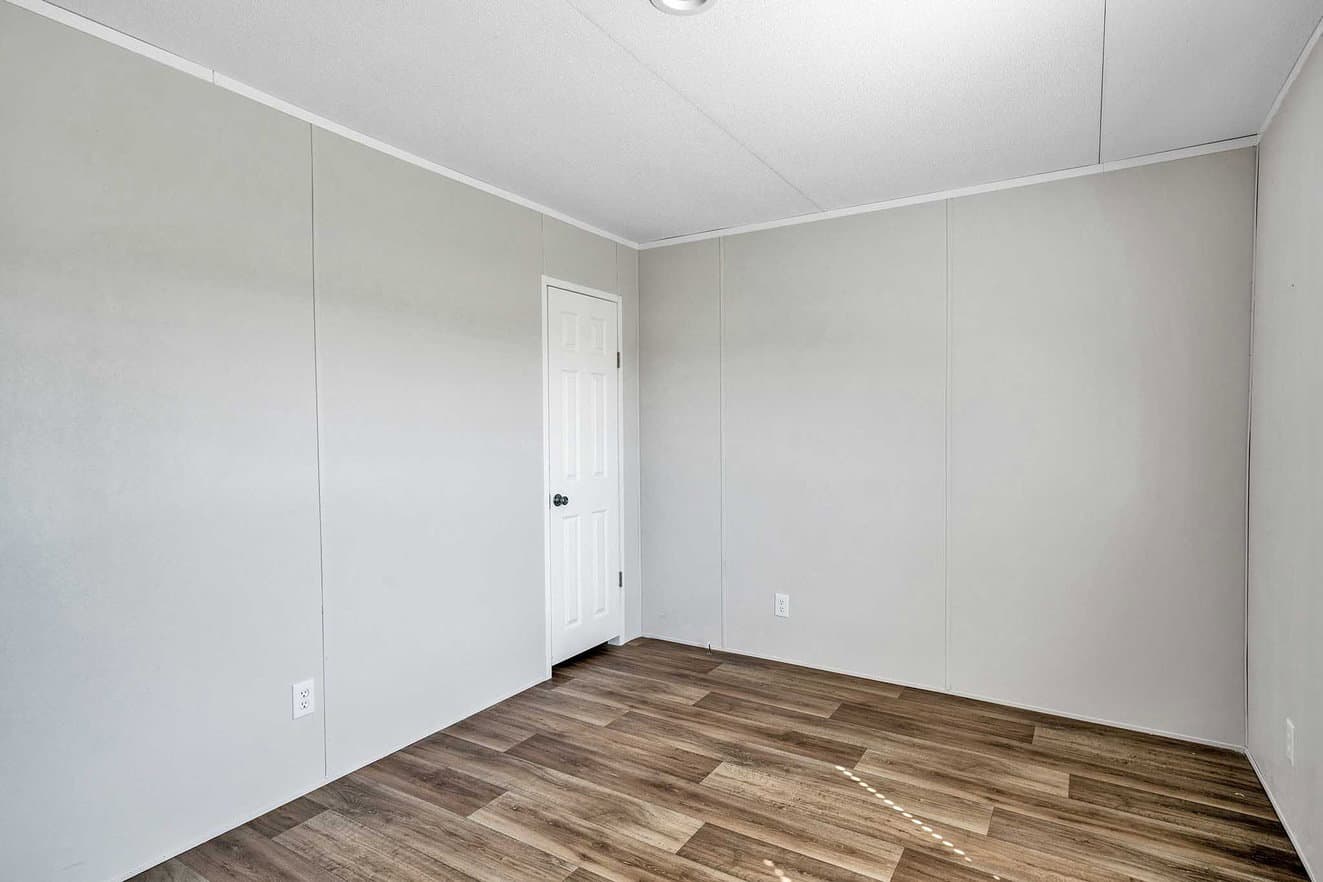 Pinnacle 16763a bedroom home features