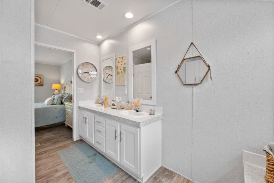 Pinnacle 28603p bathroom home features