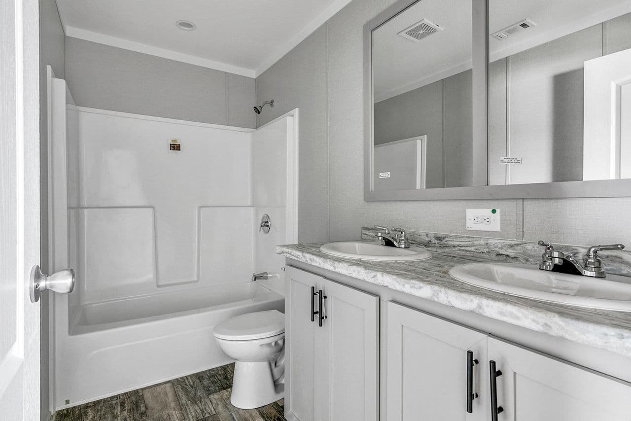 The cajun bathroom home features