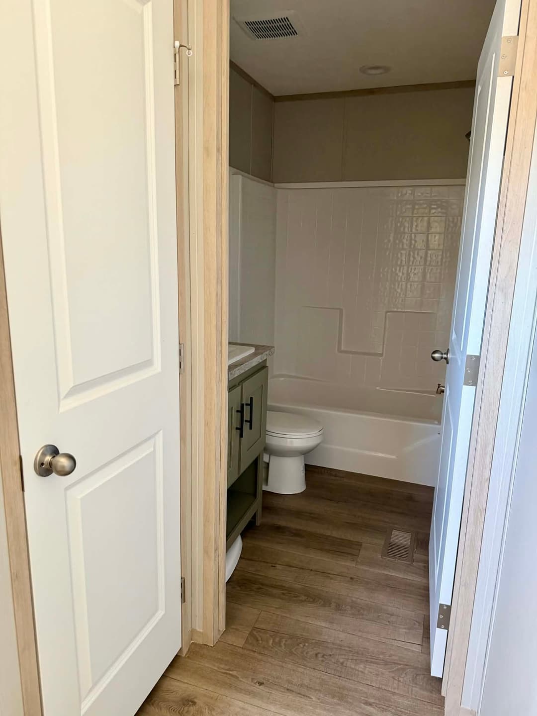 The deputy bathroom home features