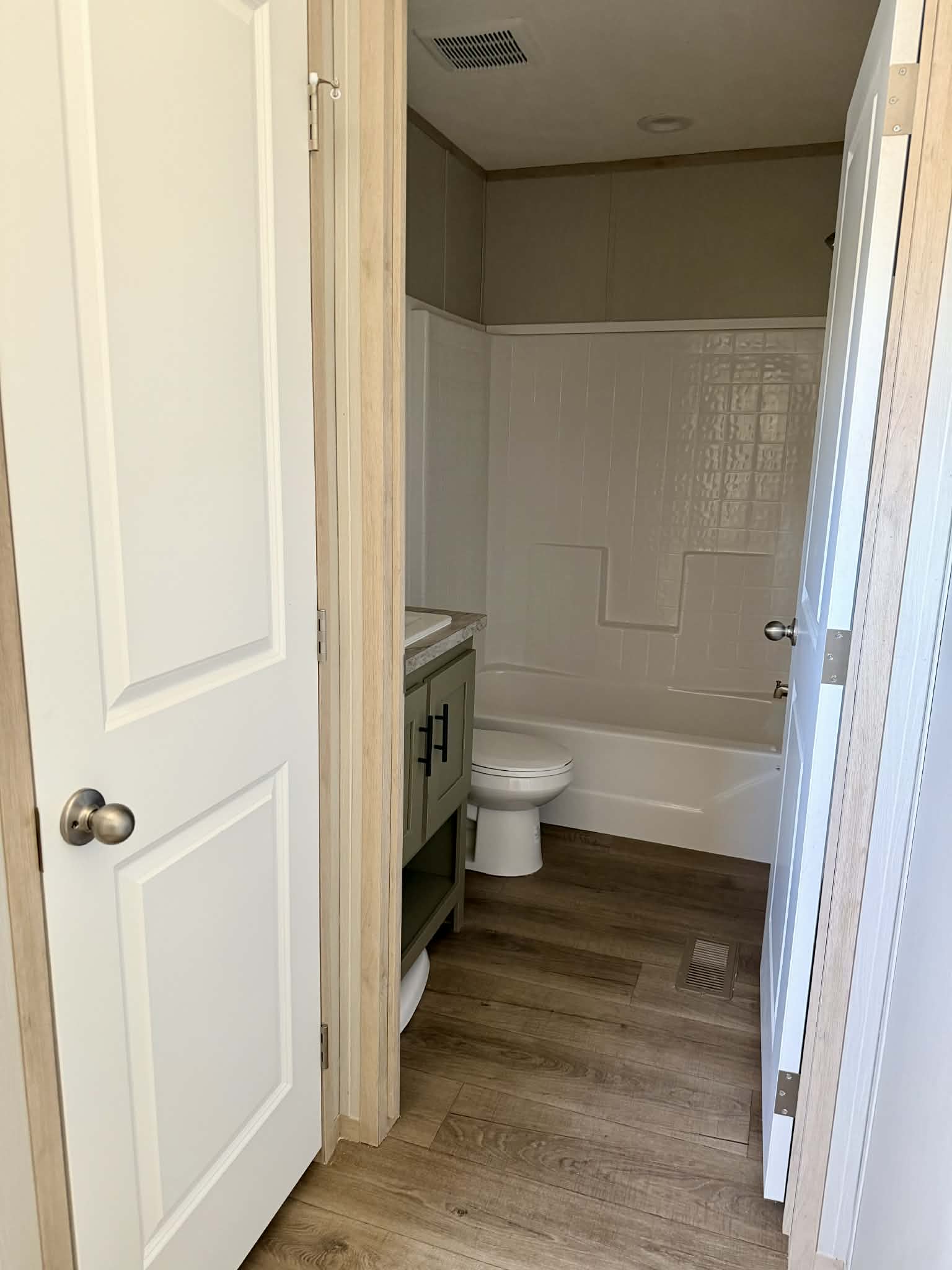 The deputy bathroom home features