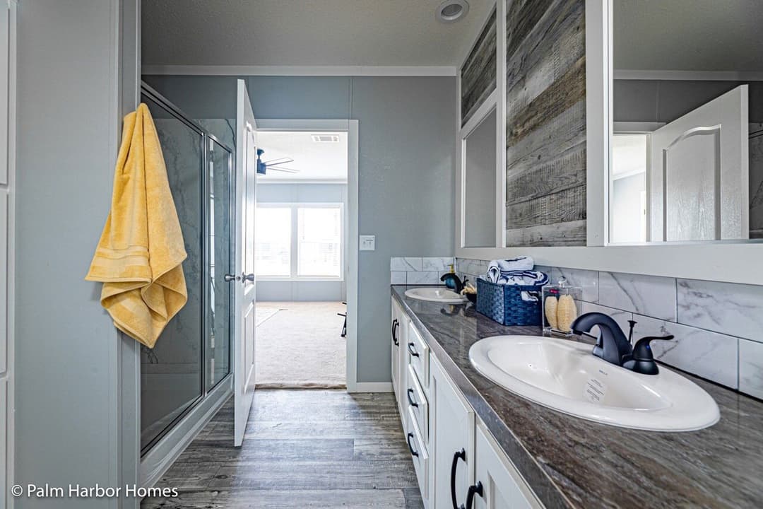 Fantasy island 28543f bathroom home features