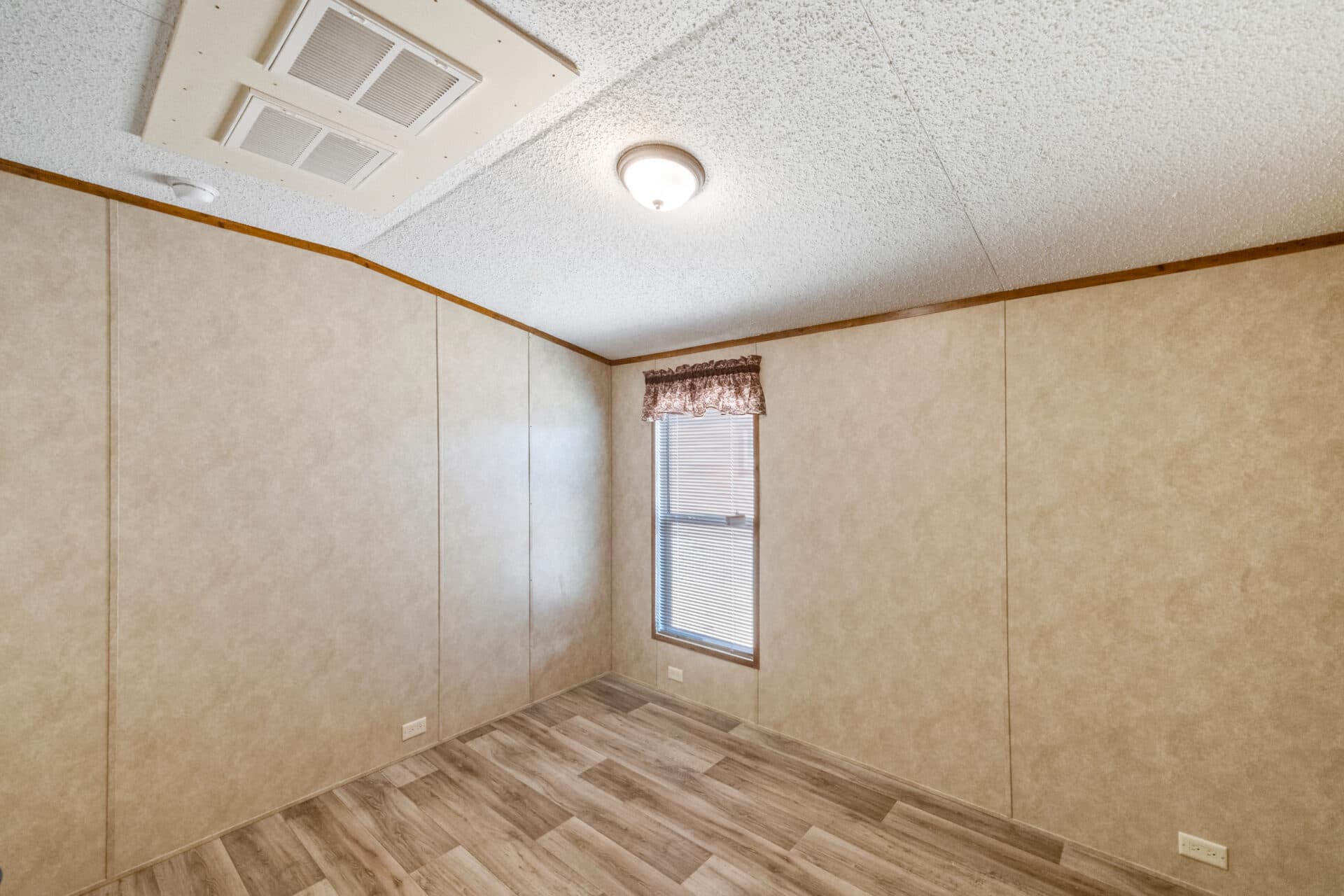 Heritage h-1680-32flp bedroom home features