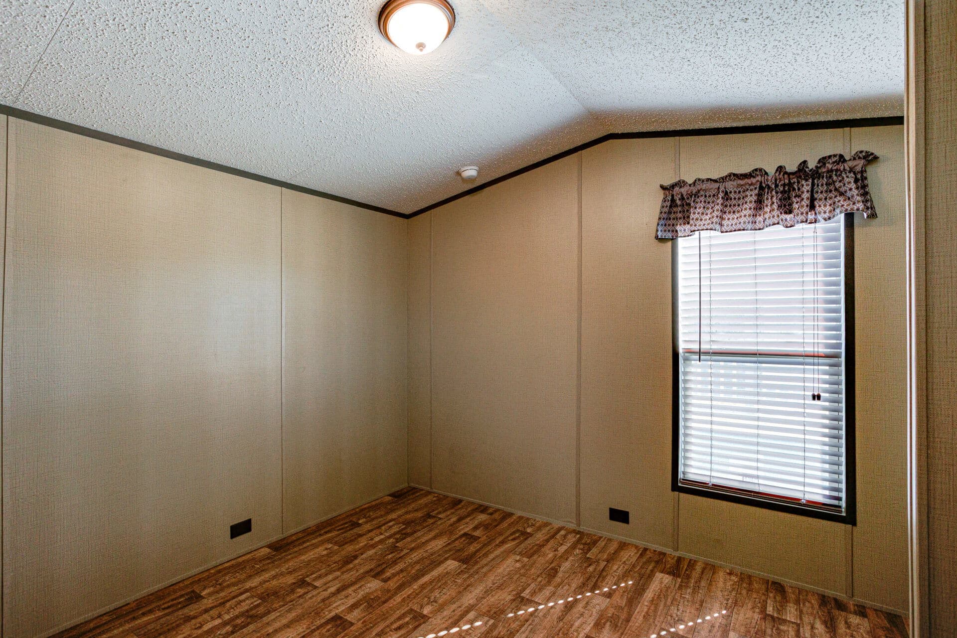 Select s-1256-21a bedroom home features