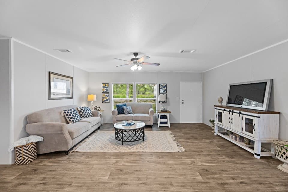 Pinnacle 32523p interior home features