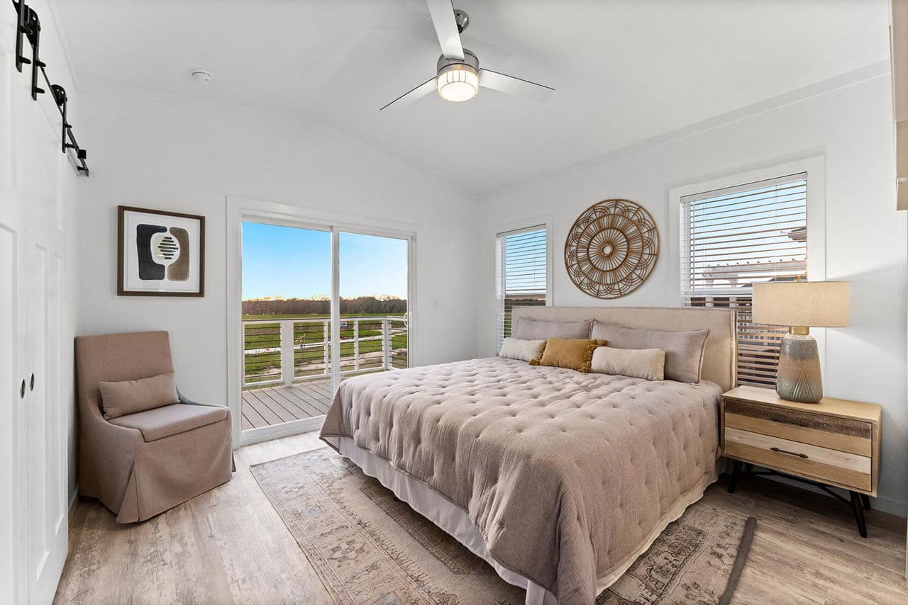 Innovation 1668h bedroom home features