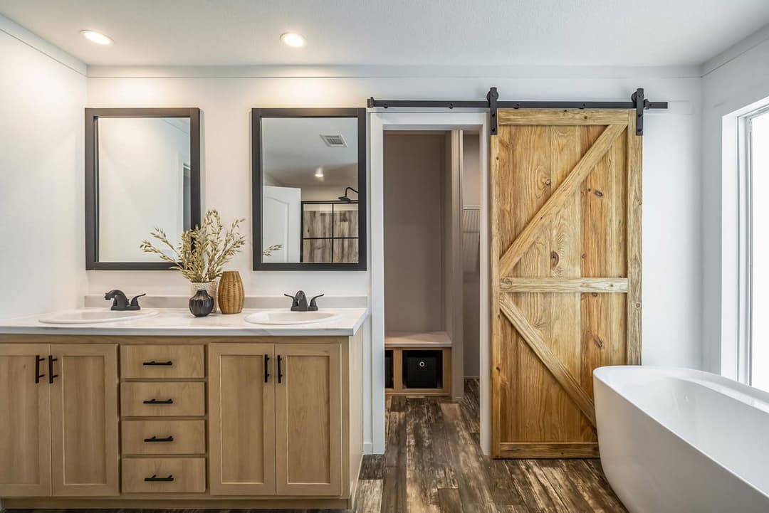 The pelican bathroom home features
