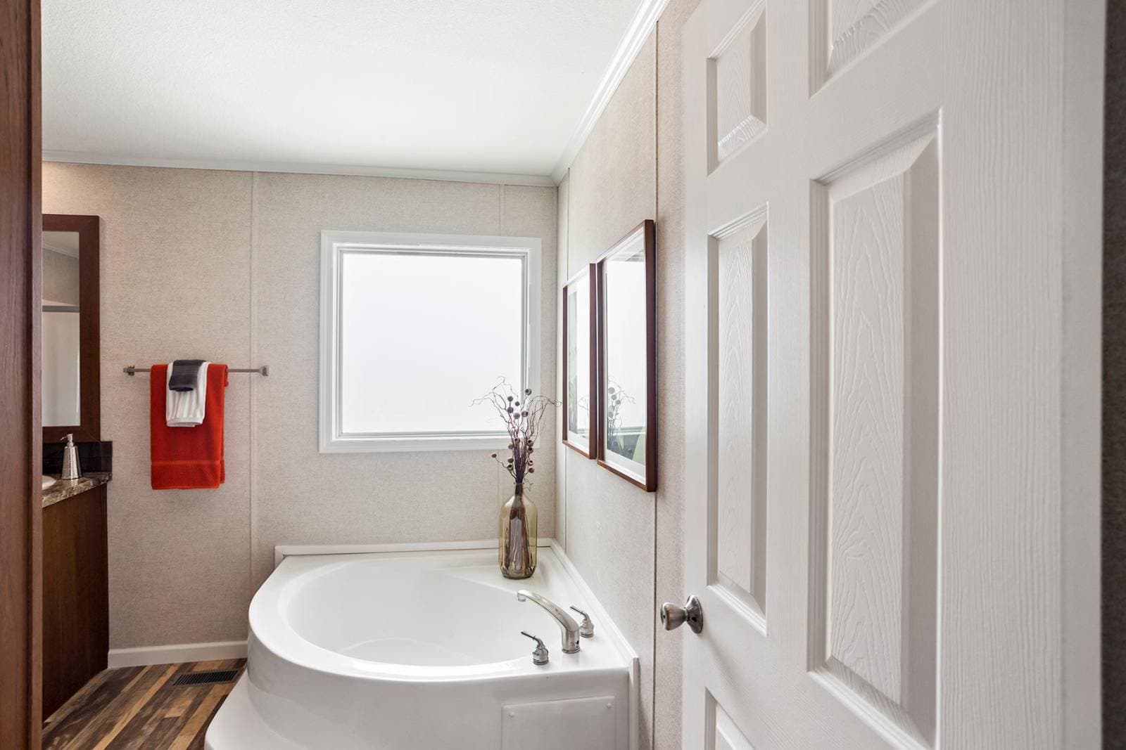Innovation 2856a bathroom home features