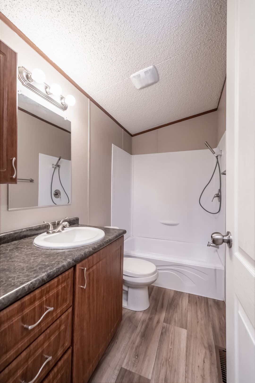 Heritage h-1664-32c bathroom home features