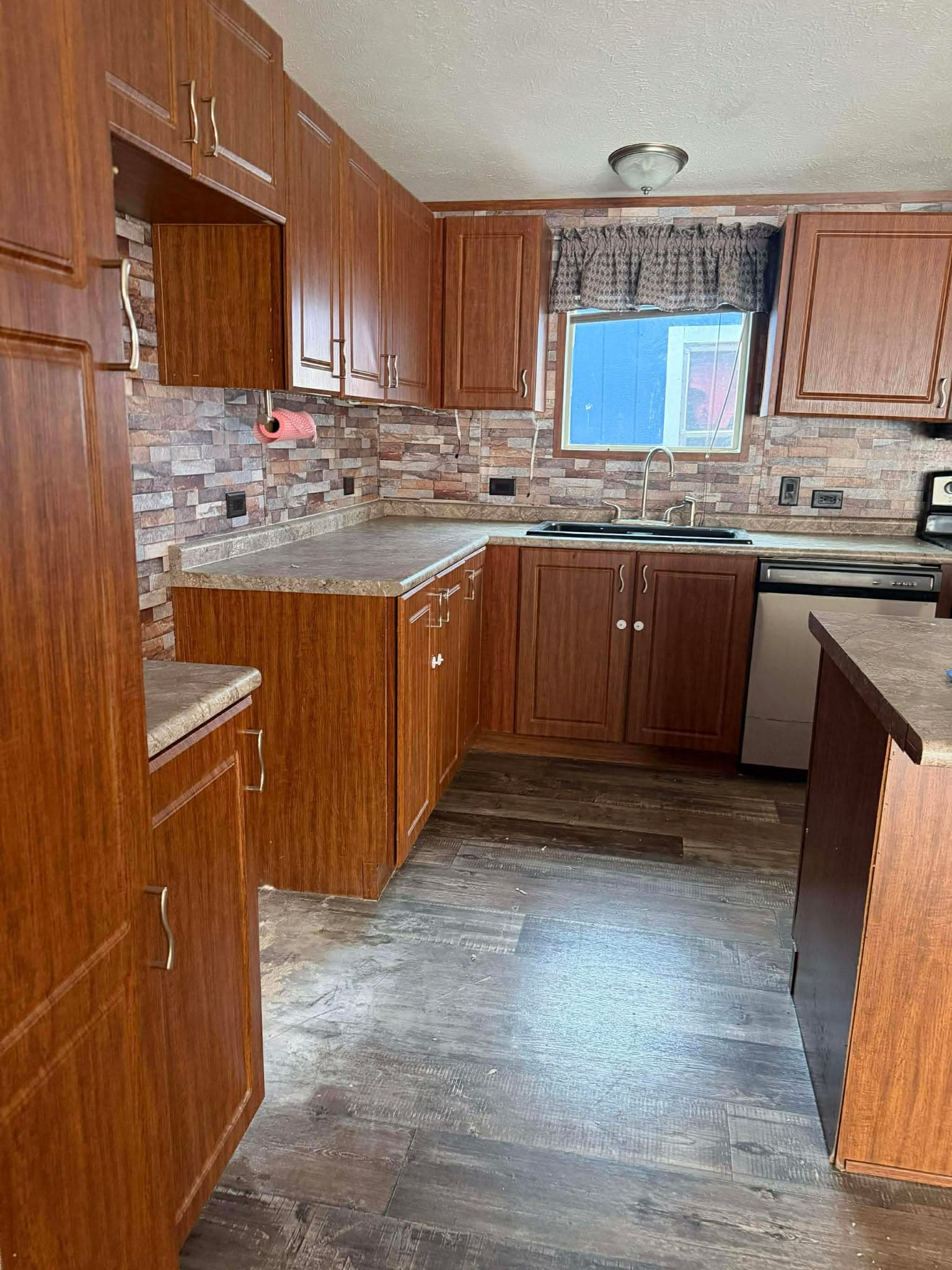 The utah refurbished 4 bedroom (hot deal)  home features