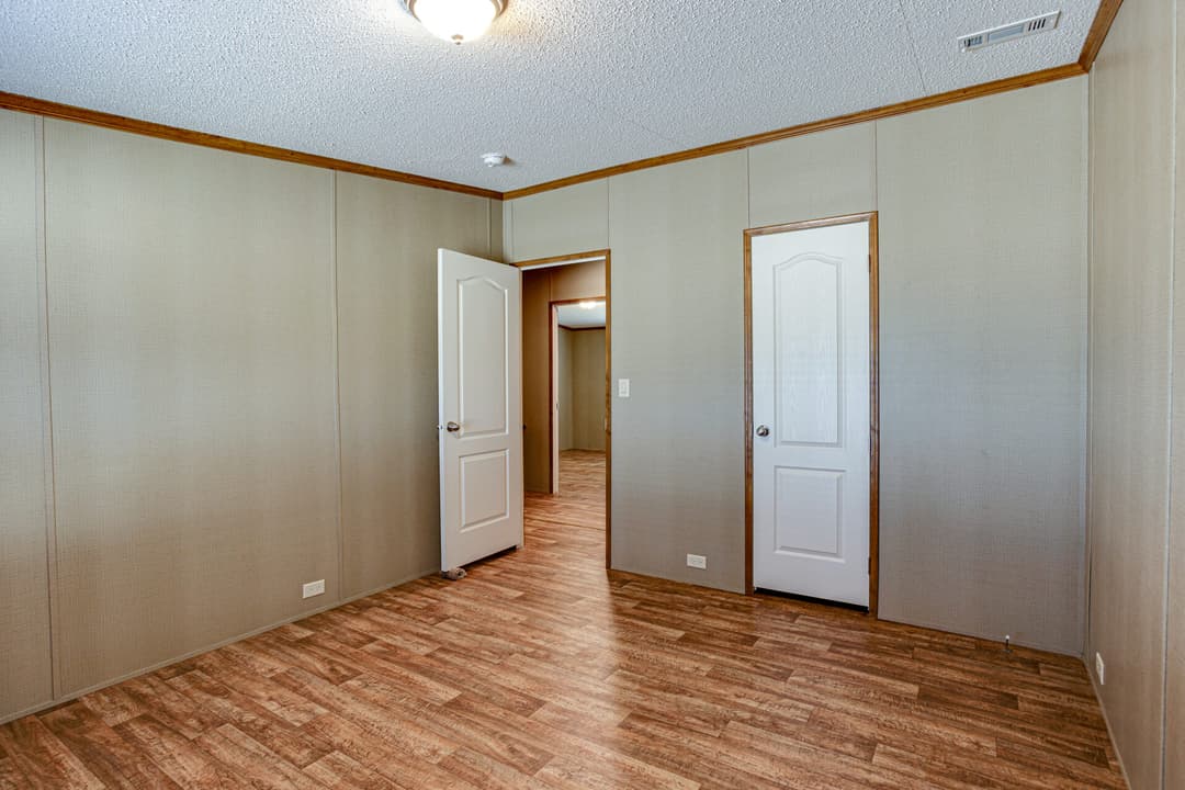 Heritage h-3256-42a bedroom home features