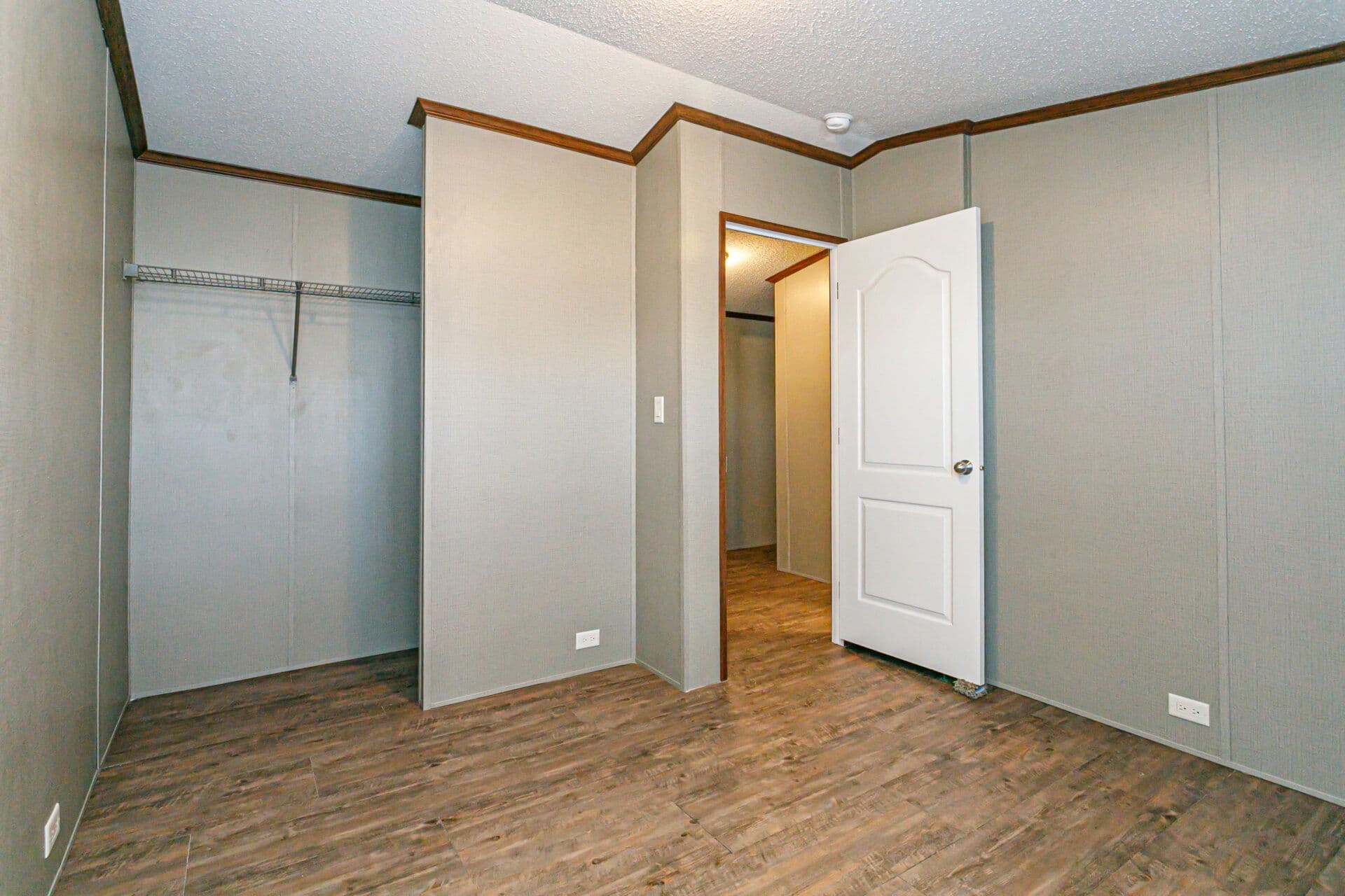 Classic c-1872-32a bedroom home features